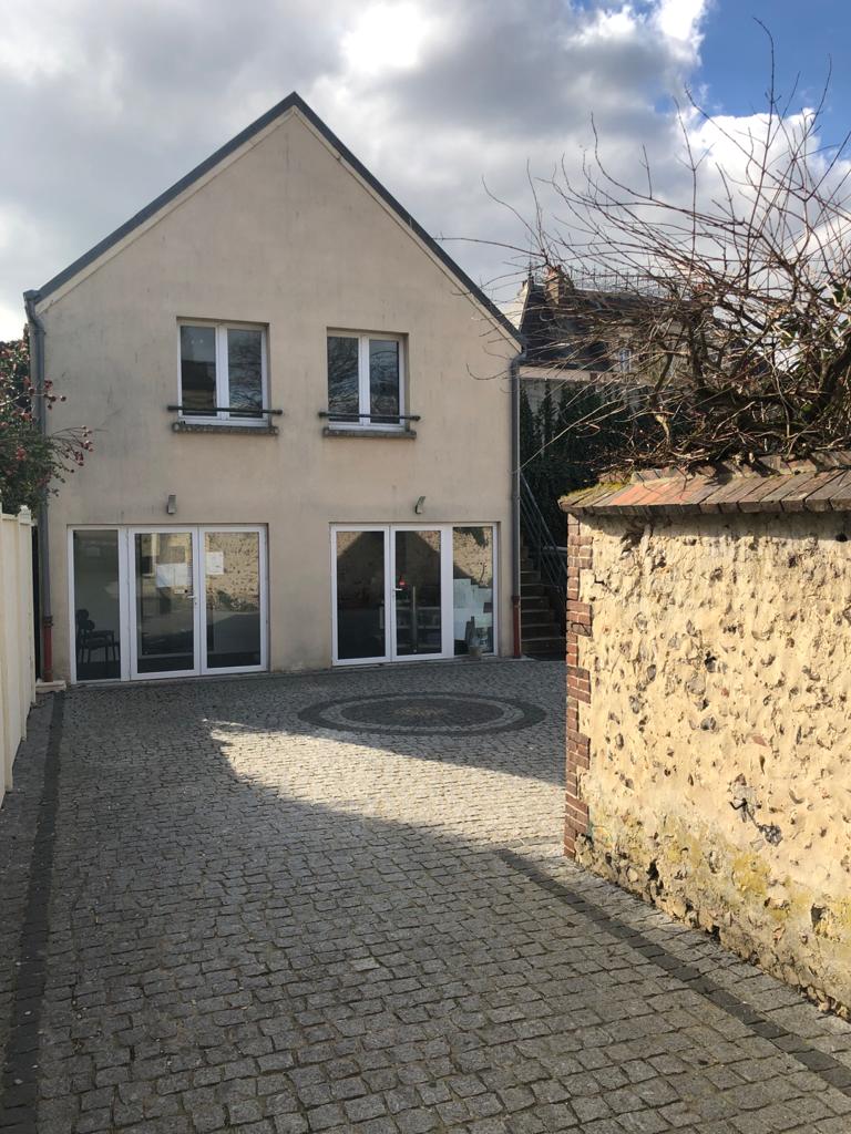 La cour pavée du cabinet BOËLL Podologie à Dreux